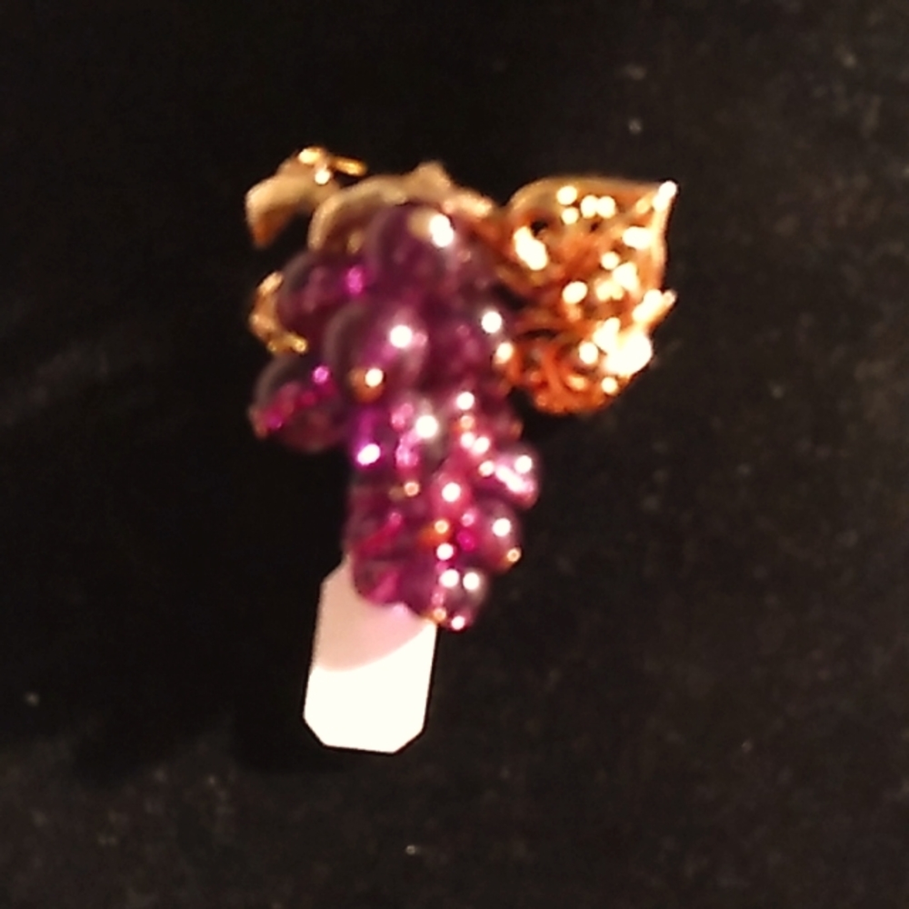 Oggie design brooch cluster of grapes